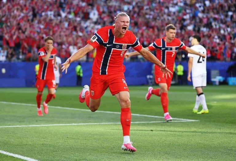 Haaland debuta a lo grande y Noruega regresa al Mundial con una goleada