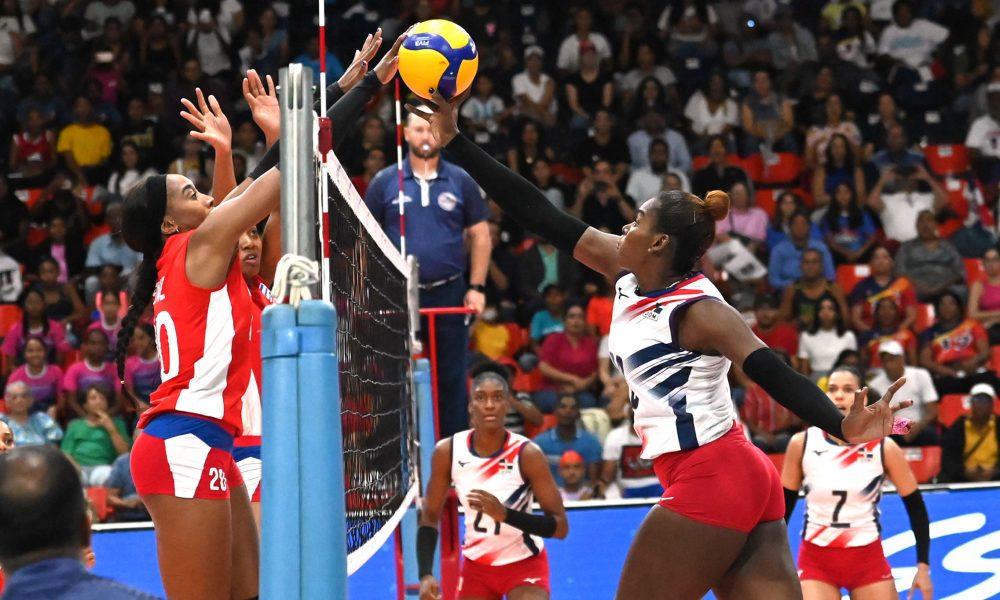 Bethania De La Cruz realiza una acción ofensiva ante el bloqueo de Cuba. Foto NORCECA.