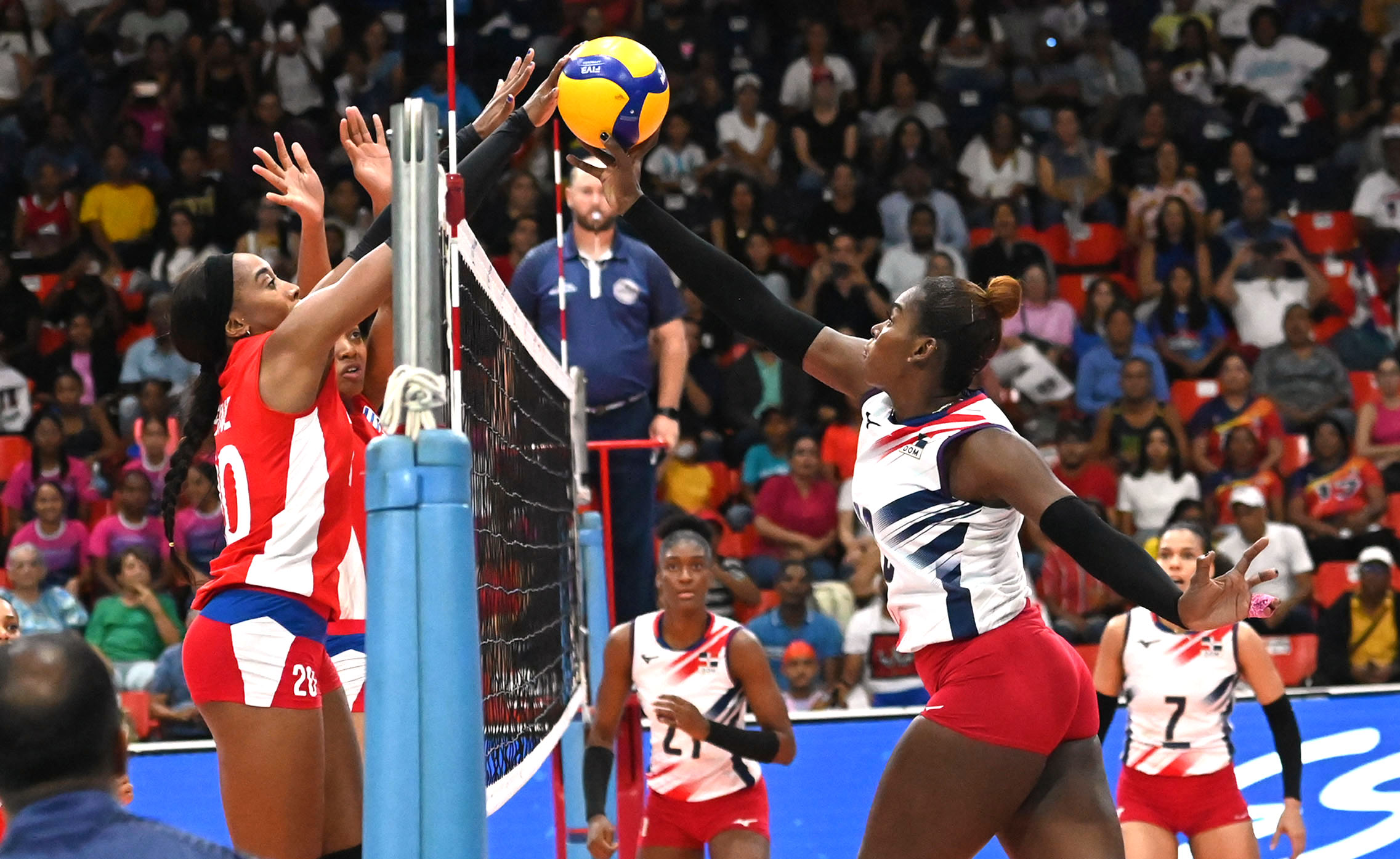 Bethania De La Cruz realiza una acción ofensiva ante el bloqueo de Cuba. Foto NORCECA.