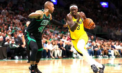 Al Horford de los Celtics de Boston en acción defensiva ante Pascal Siakam de Indiana Pacers en el juego 3 de la final del Este en la NBA.