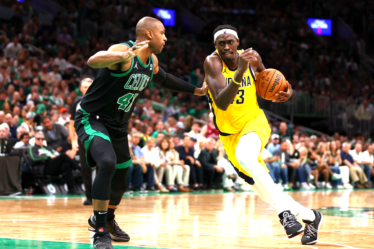 Al Horford de los Celtics de Boston en acción defensiva ante Pascal Siakam de Indiana Pacers en el juego 3 de la final del Este en la NBA.